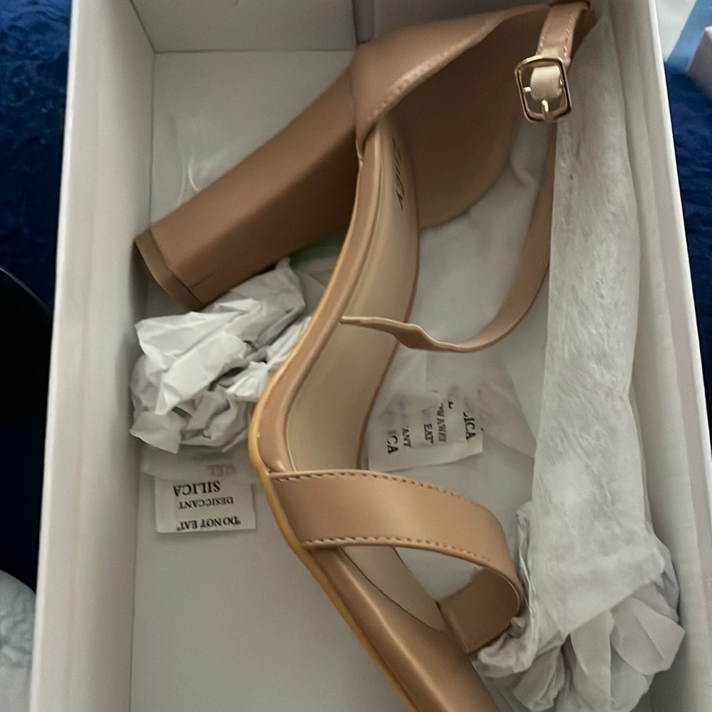 ZriEy strappy high heel size 9M